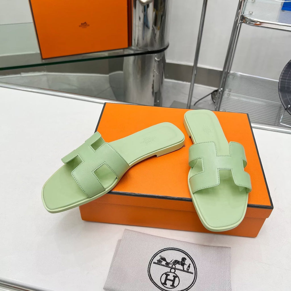 HERMES 0RAN SANDALS IN GREEN PASTEL CALFSKIN
